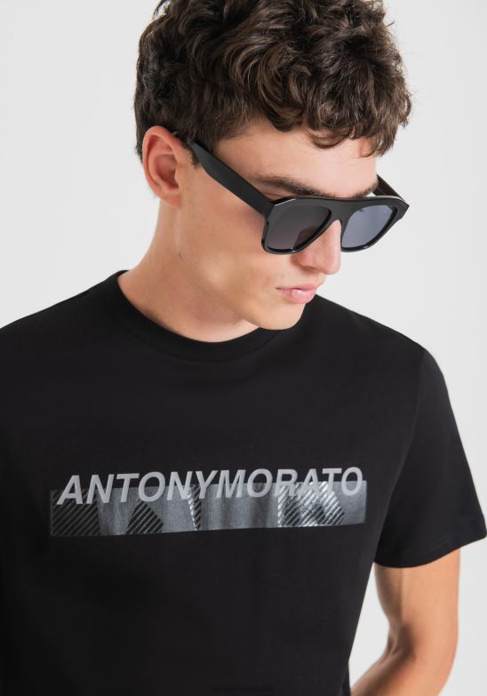 4R2JF155 ropa hombres Antony Morato negro Camiseta slim fit de 100% algodón con logo estampado engomado